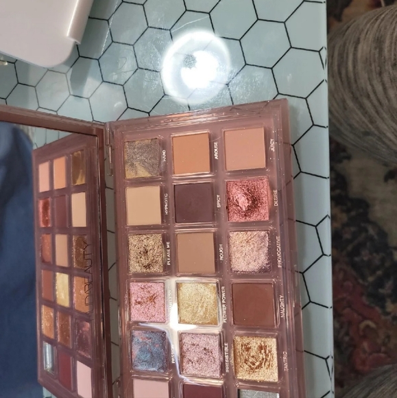 Huda Beauty Naughty nudes Palette - Picture 2 of 3